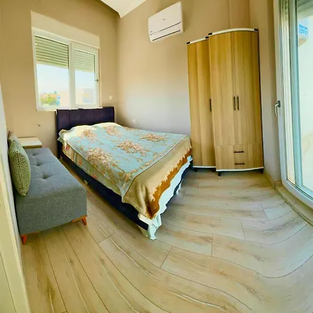 בית אירוח Peaceful Villas-rooms-barbecue